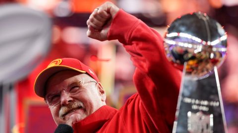 Andy Reid renueva con los Kansas City Chiefs por $100 millones de dólares y se convierte en el entrenador mejor pagado de EE.UU.