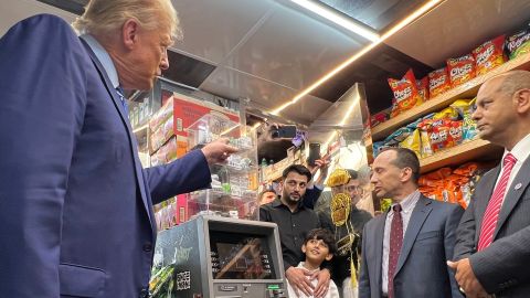 Trump visitó la bodega Sanaa, en el Alto Manhattan