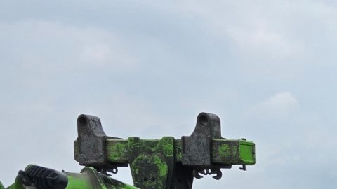Carga de 350 mil cae sobre un automóvil en Texas