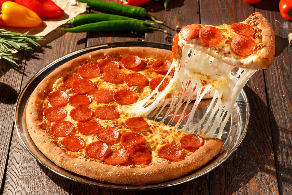 Compró una pizza y en el camino paró por un ticket de lotería: ganó $2 millones