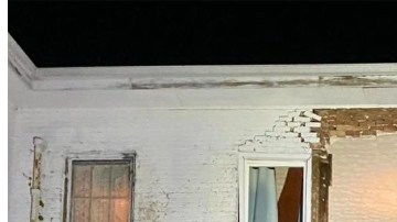 Los bomberos y rescatistas desconectaron cables y tuberías para evitar un accidente más severo. Las dos personas que estaban dentro del domicilio lograron salir a tiempo y sin heridas