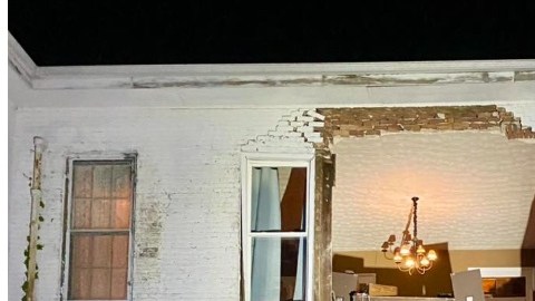 Los bomberos y rescatistas desconectaron cables y tuberías para evitar un accidente más severo. Las dos personas que estaban dentro del domicilio lograron salir a tiempo y sin heridas
