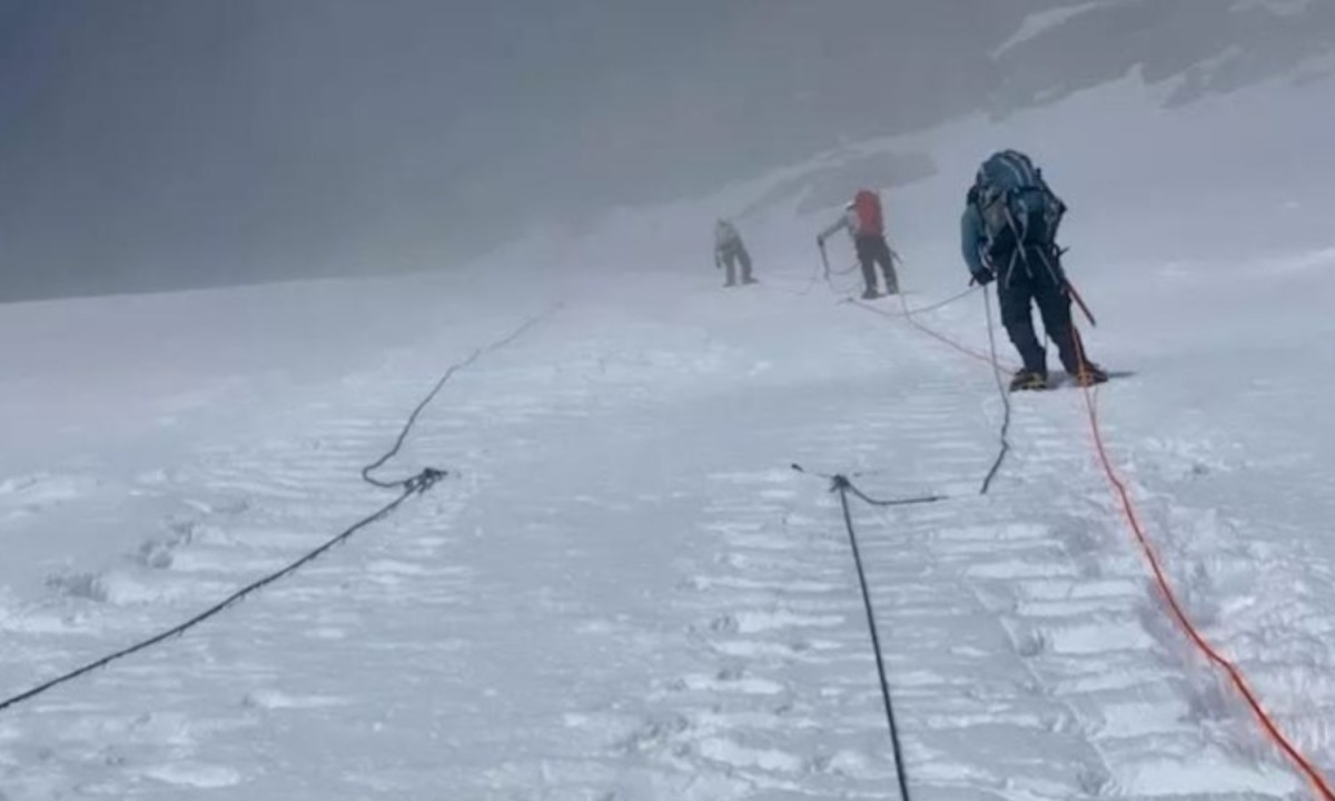 Dos escaladoras cayeron 1,000 pies en una montaña en Alaska: una de ellas murió