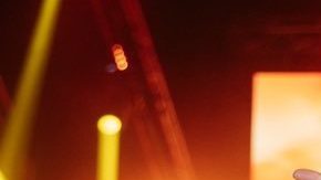 Karol G actuando en un show.