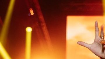 Karol G actuando en un show.