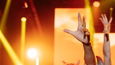 Karol G actuando en un show.