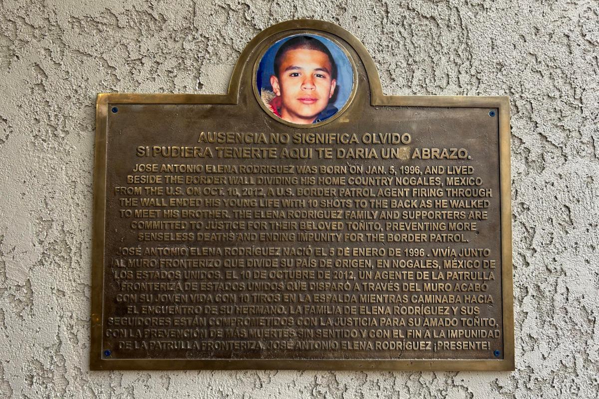 Develan placa en honor al mexicano muerto a manos de un agente de la Patrulla Fronteriza de EE.UU.