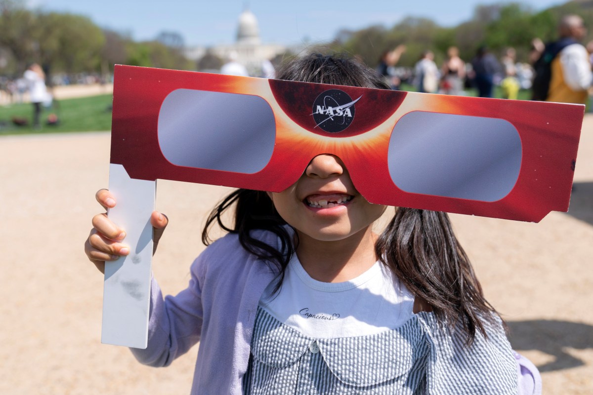 Eclipse solar: 3 cosas que puedes hacer ahora con los lentes especiales