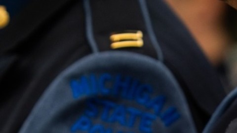 Exoficial de Michigan se declara culpable de abuso de la fuerza