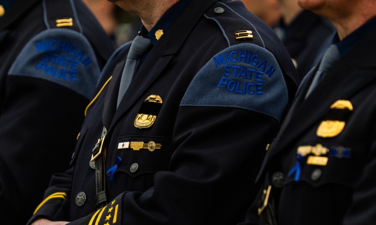 Exoficial de Míchigan se declara culpable de uso excesivo de la fuerza contra un detenido