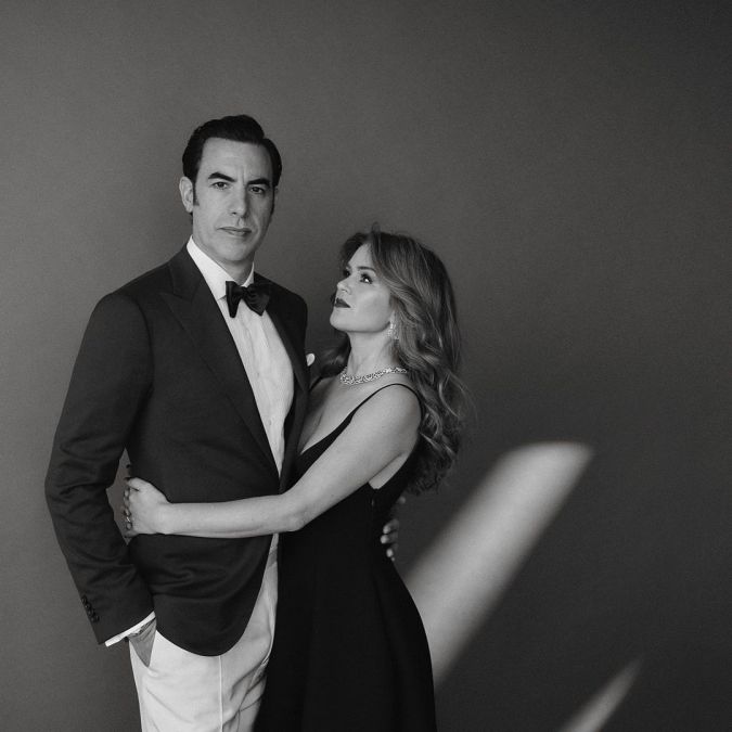 Sasha Baron e Isla Fisher posando.