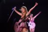 Taylor Swift actuando en un show.