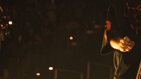 Peso Pluma actuando en un show.