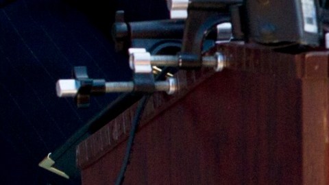 Las autoridades explicaron, que el automóvil no autorizado, un compacto color cobre, seguía a otro automovilista, que sí estaba autorizado para ingresar a las instalaciones del FBI en Atlanta.