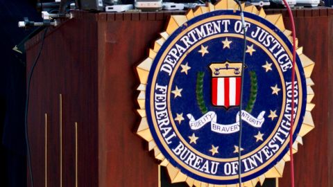 Las autoridades explicaron, que el automóvil no autorizado, un compacto color cobre, seguía a otro automovilista, que sí estaba autorizado para ingresar a las instalaciones del FBI en Atlanta.