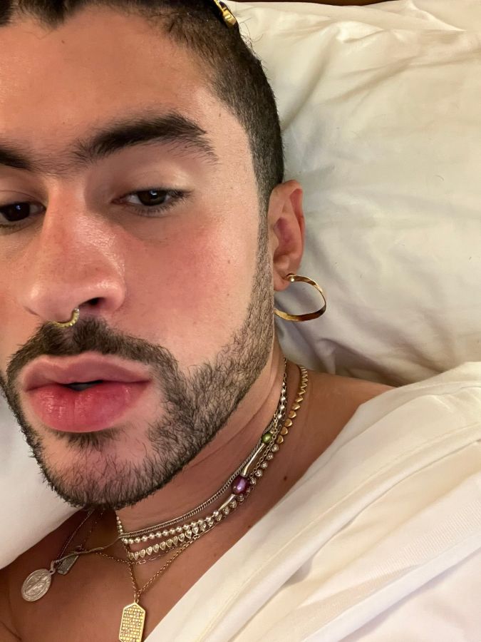 Bad Bunny posando.
