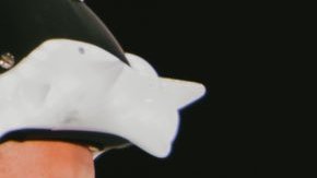 Rosalía actuando en un show.