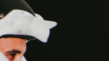 Rosalía actuando en un show.