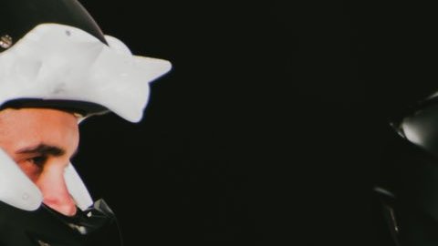 Rosalía actuando en un show.