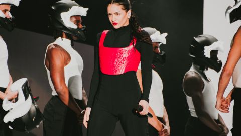 Rosalía actuando en un show.