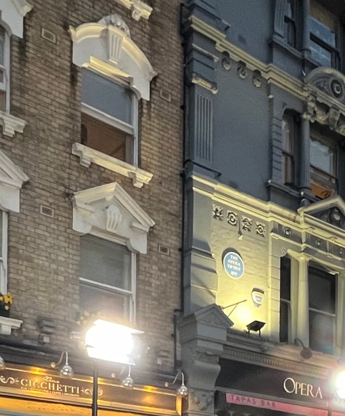 Giancarlo Esposito en una alfombra roja.