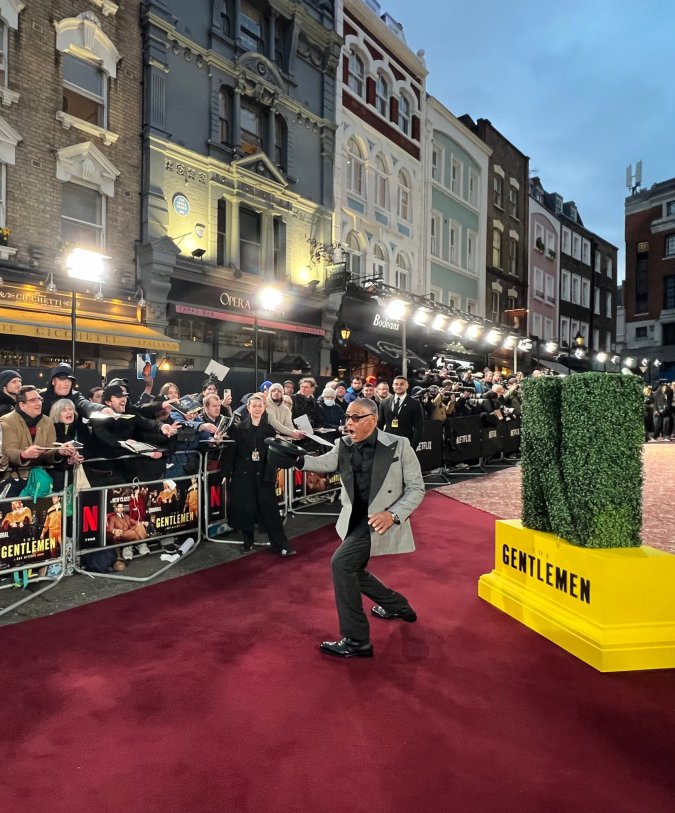 Giancarlo Esposito en una alfombra roja.