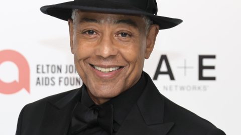 Giancarlo Esposito posando.