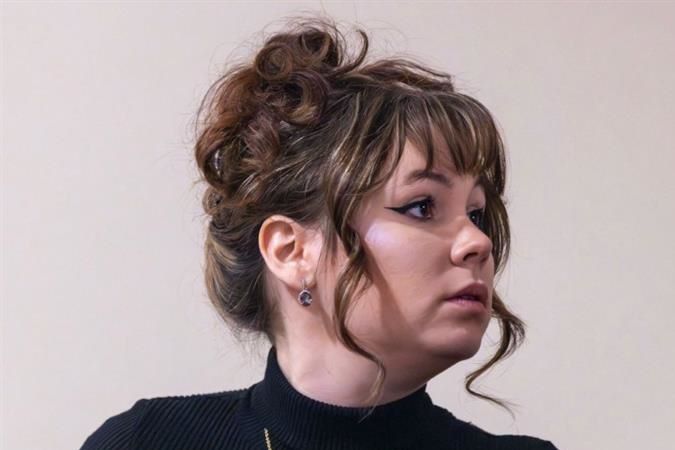 Hannah Gutiérrez-Reed posando.