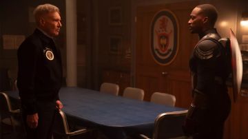 Sam Willson (Anthony Mackie) conversando con el presidente Ross (Harrison Ford).