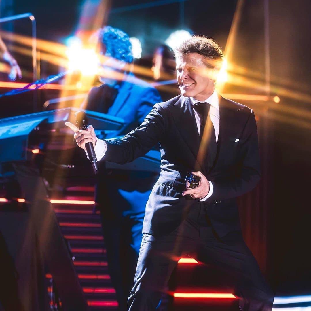 Luis Miguel actuando en vivo.