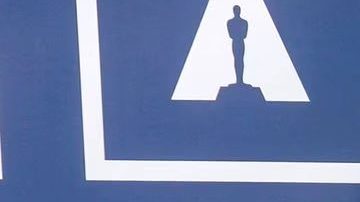 Sasha Baron Cohen e Isla Fisher posando.