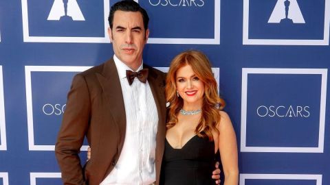 Sasha Baron Cohen e Isla Fisher posando.