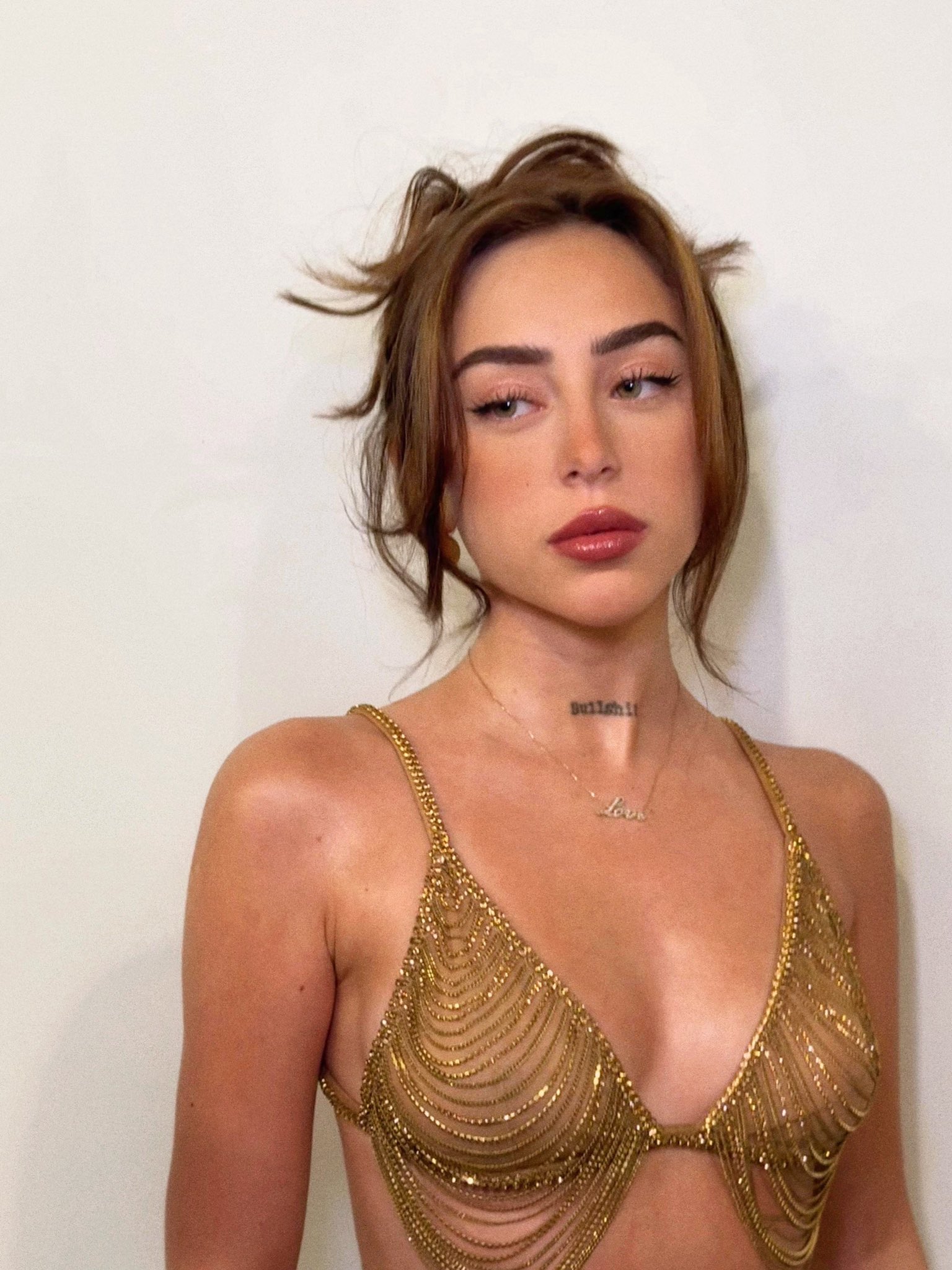 Nicki Nicole posando.