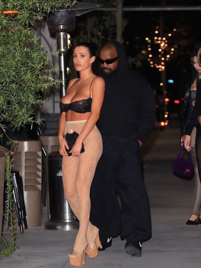 Kanye West y Bianca Censori posando.