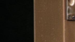 Harvey Wenstein siendo acompañado.