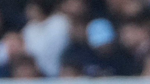 Abren investigación a jugador de la Roma por ondear bandera de la Lazio con una rata como escudo