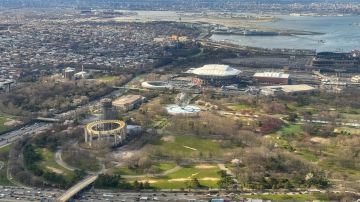 Corona Park en Queens con el aeropuerto de LaGuardia detrás.