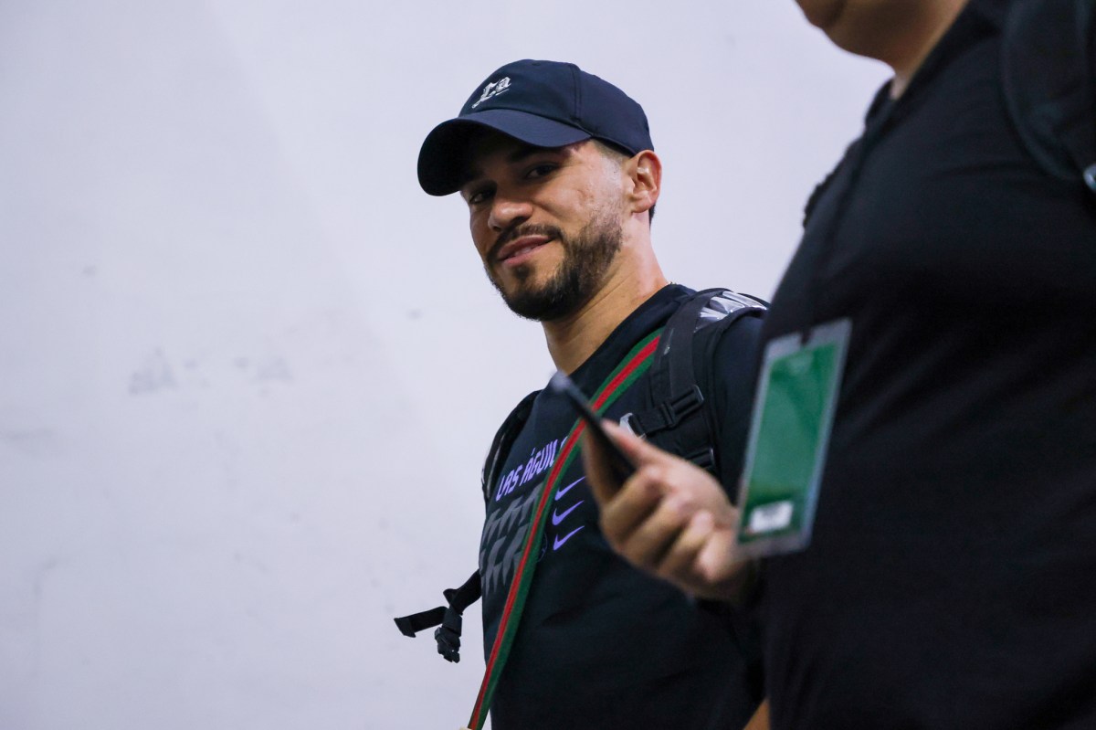 Henry Martín cumple el sueño de un pequeño aficionado y conmueve los corazones del Club América