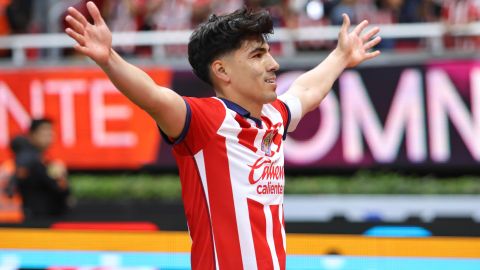 El jugador de Chivas habló sobre el duro trabajo que realizan los mexicanos en Europa.