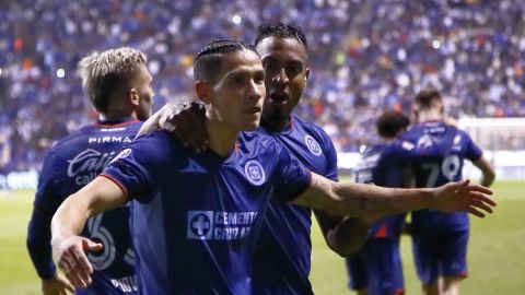 El delantero mexicano se mostró enfocado en seguir apoyando a Cruz Azul a ganar juegos.