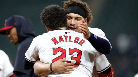 Josh y Bo Naylor de los Guardians, pegaron jonrones en el mismo inning, en el Día Nacional de los Hermanos