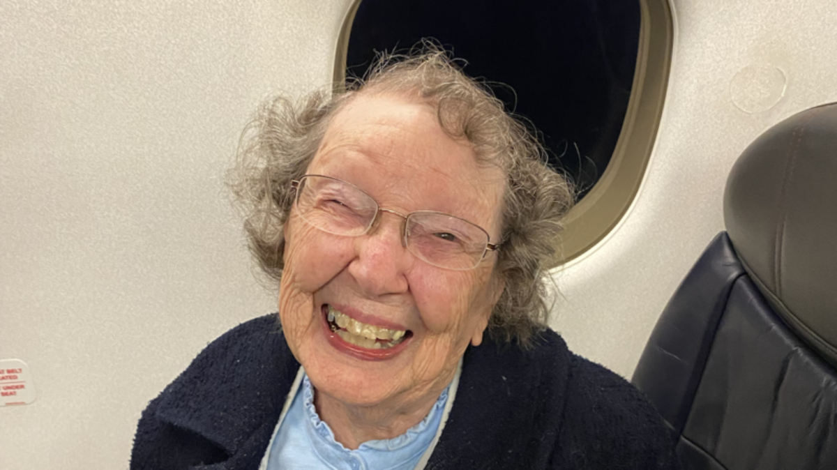 El caso de la anciana de 101 años a la que American Airlines confunde constantemente con una bebé