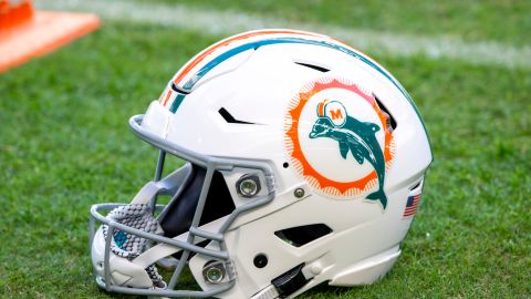 Dominicano Byron Matos firma contrato con los Miami Dolphins de la NFL, como novato no reclutado