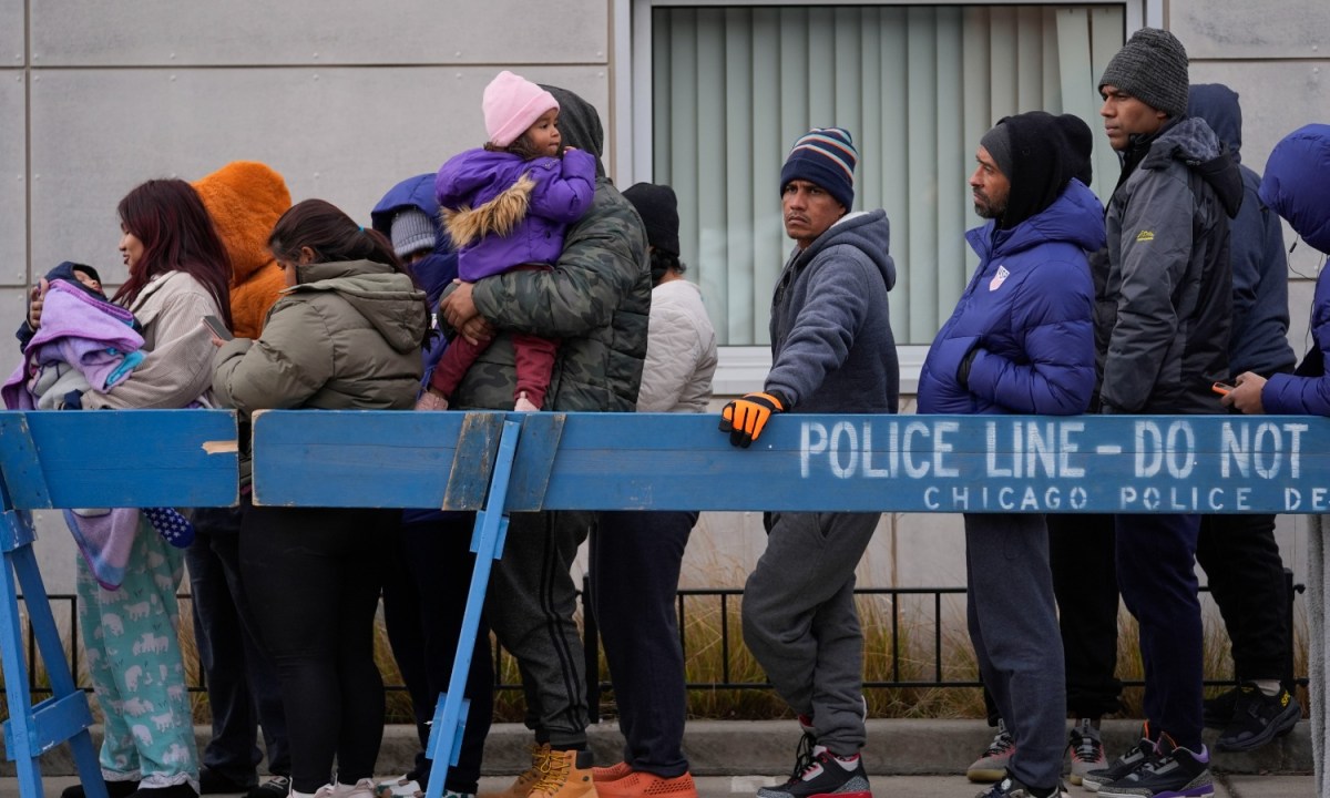 Detectan casos de tuberculosis entre migrantes que habitan albergues de Chicago