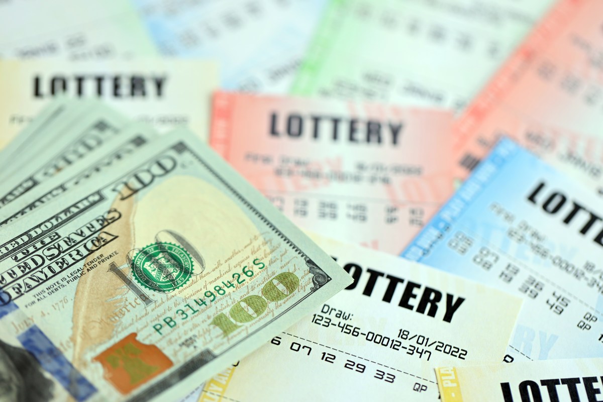 Mujer de Illinois gana $1 millón con ticket que cliente de gasolinera le obsequió