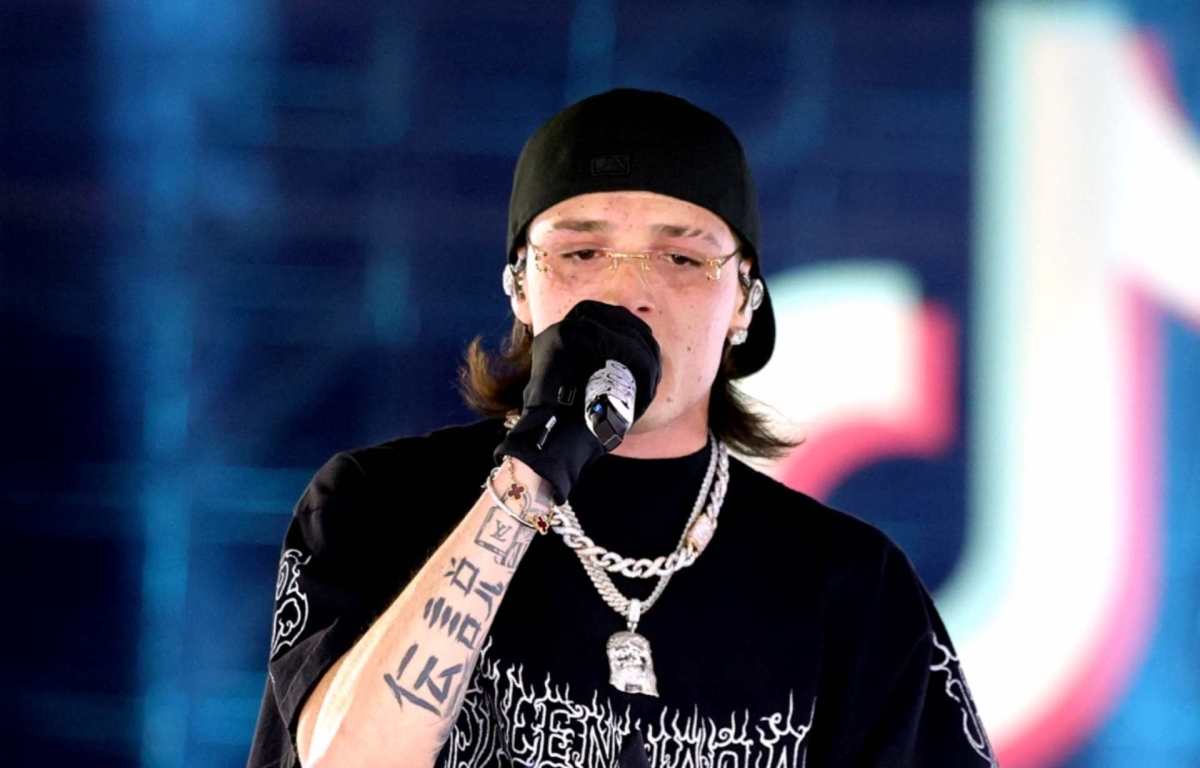 Difunden video de Peso Pluma con una mujer en Coachella: lo que se sabe hasta ahora