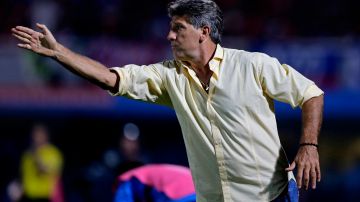 Entrenador de Gremio pide a sus jugadores abandonar el campo tras roja a Diego Costa