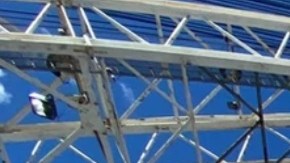 Retiran contenedores del carguero que chocó contra el puente en Baltimore