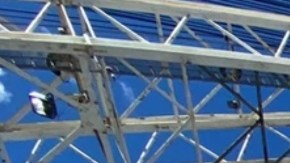 Retiran contenedores del carguero que chocó contra el puente en Baltimore