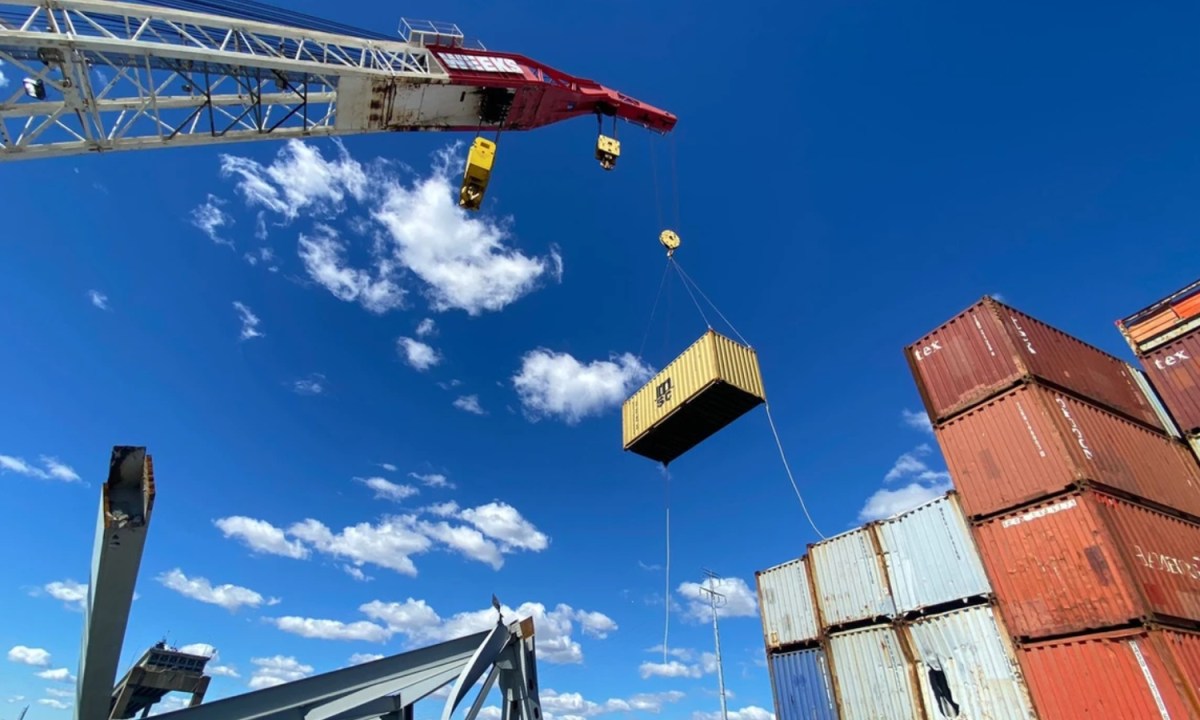 Trabajadores retiran los contenedores del barco que se estrelló contra el puente Key de Baltimore